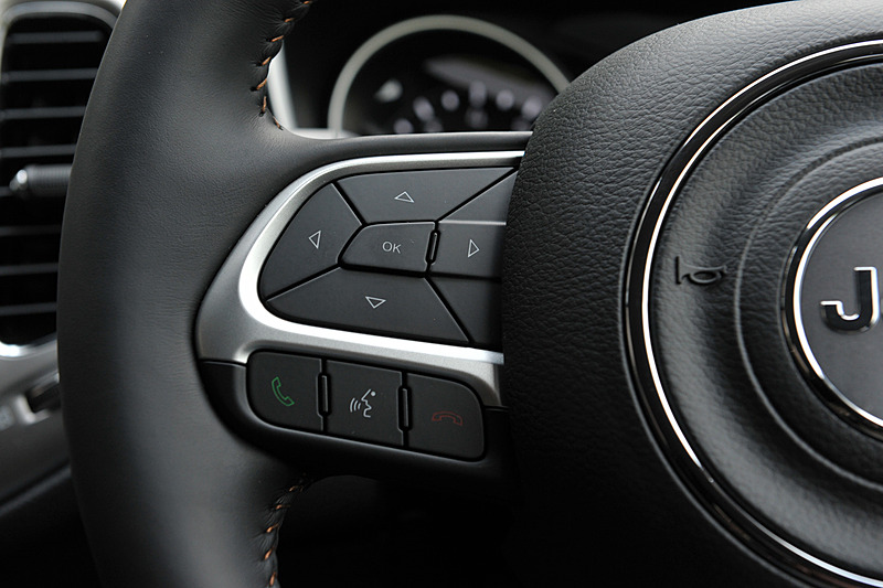 ファブリックシートを標準装備するLongitudeのインテリア。Apple CarPlayとAndroid Autoに対応する8.4インチオーディオナビゲーションシステムを採用するとともに、LongitudeとLimitedはフルカラー7インチマルチビューディスプレイ、革巻きステアリングホイールといった上級装備を標準装備する