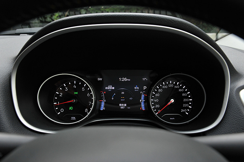 ファブリックシートを標準装備するLongitudeのインテリア。Apple CarPlayとAndroid Autoに対応する8.4インチオーディオナビゲーションシステムを採用するとともに、LongitudeとLimitedはフルカラー7インチマルチビューディスプレイ、革巻きステアリングホイールといった上級装備を標準装備する