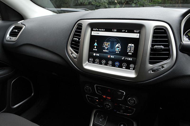 ファブリックシートを標準装備するLongitudeのインテリア。Apple CarPlayとAndroid Autoに対応する8.4インチオーディオナビゲーションシステムを採用するとともに、LongitudeとLimitedはフルカラー7インチマルチビューディスプレイ、革巻きステアリングホイールといった上級装備を標準装備する