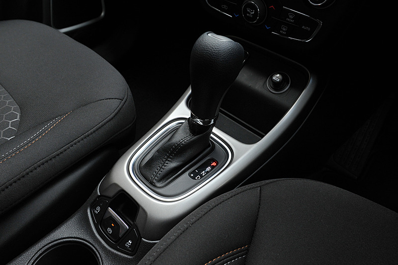 ファブリックシートを標準装備するLongitudeのインテリア。Apple CarPlayとAndroid Autoに対応する8.4インチオーディオナビゲーションシステムを採用するとともに、LongitudeとLimitedはフルカラー7インチマルチビューディスプレイ、革巻きステアリングホイールといった上級装備を標準装備する