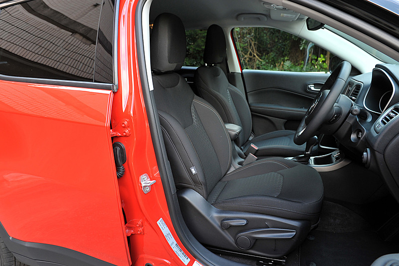 ファブリックシートを標準装備するLongitudeのインテリア。Apple CarPlayとAndroid Autoに対応する8.4インチオーディオナビゲーションシステムを採用するとともに、LongitudeとLimitedはフルカラー7インチマルチビューディスプレイ、革巻きステアリングホイールといった上級装備を標準装備する