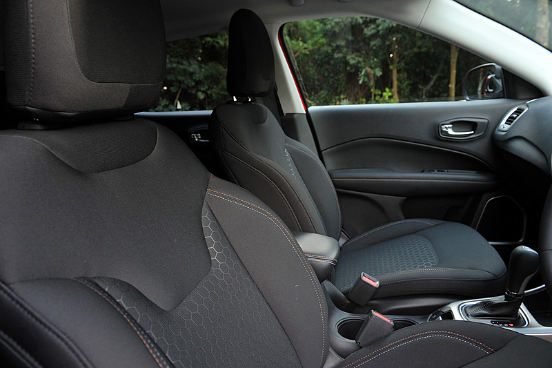 ファブリックシートを標準装備するLongitudeのインテリア。Apple CarPlayとAndroid Autoに対応する8.4インチオーディオナビゲーションシステムを採用するとともに、LongitudeとLimitedはフルカラー7インチマルチビューディスプレイ、革巻きステアリングホイールといった上級装備を標準装備する