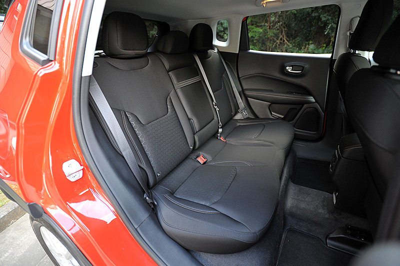 ファブリックシートを標準装備するLongitudeのインテリア。Apple CarPlayとAndroid Autoに対応する8.4インチオーディオナビゲーションシステムを採用するとともに、LongitudeとLimitedはフルカラー7インチマルチビューディスプレイ、革巻きステアリングホイールといった上級装備を標準装備する