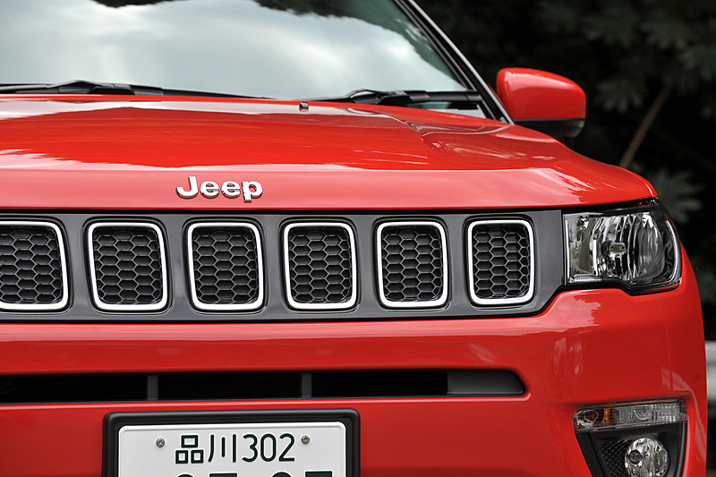 エクステリアでは7スロットグリルをはじめ、クラブシェルタイプのエンジンフード、台形のホイールアーチなどジープ伝統のデザインを採用。Longitudeではブラックペイントルーフ＆ブラックルーフレールを採用してほかのグレードとの差別化を図っている。ヘッドライトはハロゲンタイプ