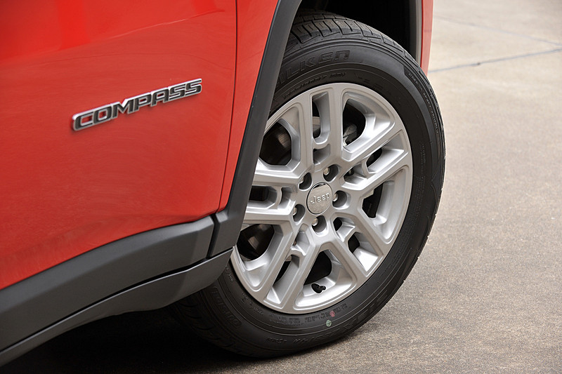 Longitudeは17インチアルミホイールにファルケン「ZIEX ZE914」（225/60 R17）を組み合わせる。Longitude、LimitedのテールランプはLEDタイプを採用