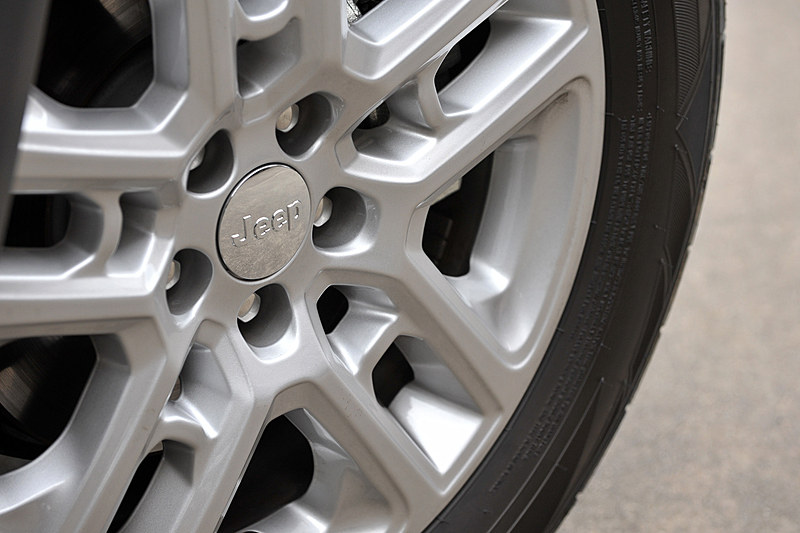 Longitudeは17インチアルミホイールにファルケン「ZIEX ZE914」（225/60 R17）を組み合わせる。Longitude、LimitedのテールランプはLEDタイプを採用