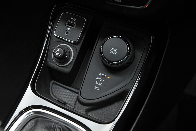 レザーシートを標準装備するLimitedのインテリア。運転席8ウェイパワーシート/助手席4ウェイマニュアル調整機構、フロントシートヒーター、40：20：40分割可倒式リアシート、115Vアクセサリー電源アウトレット、Beats AudioプレミアムサウンドシステムなどはLimitedだけの装備