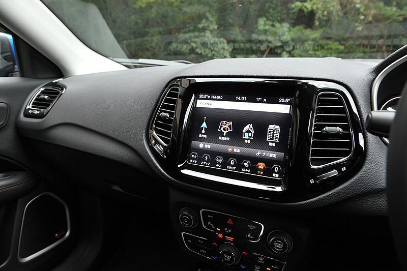 レザーシートを標準装備するLimitedのインテリア。運転席8ウェイパワーシート/助手席4ウェイマニュアル調整機構、フロントシートヒーター、40：20：40分割可倒式リアシート、115Vアクセサリー電源アウトレット、Beats AudioプレミアムサウンドシステムなどはLimitedだけの装備