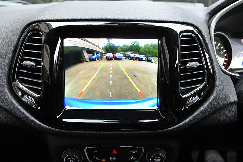 レザーシートを標準装備するLimitedのインテリア。運転席8ウェイパワーシート/助手席4ウェイマニュアル調整機構、フロントシートヒーター、40：20：40分割可倒式リアシート、115Vアクセサリー電源アウトレット、Beats AudioプレミアムサウンドシステムなどはLimitedだけの装備