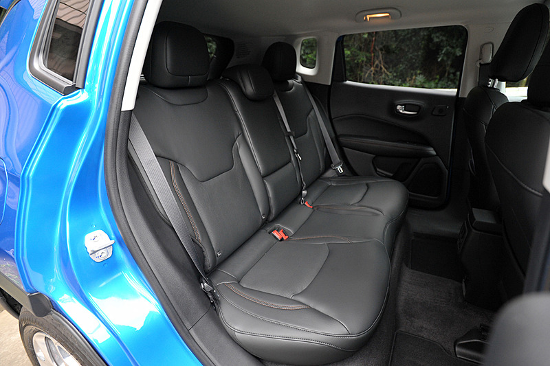 レザーシートを標準装備するLimitedのインテリア。運転席8ウェイパワーシート/助手席4ウェイマニュアル調整機構、フロントシートヒーター、40：20：40分割可倒式リアシート、115Vアクセサリー電源アウトレット、Beats AudioプレミアムサウンドシステムなどはLimitedだけの装備