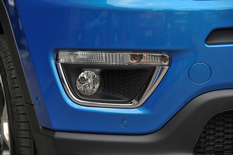 Limitedはバイキセノンヘッドライトやコーナリングフロントフォグランプなどを標準装備