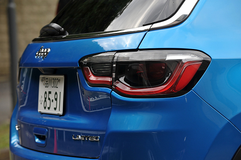 Limitedのみパワーリフトゲートをオプション設定する。テールランプはLED