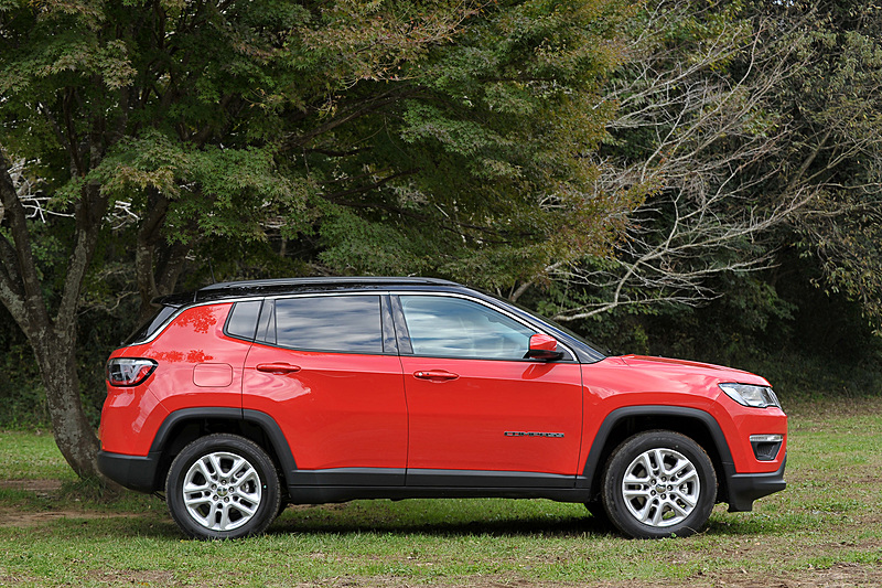 写真は中間グレードに位置する「Longitude」（2WD）。ボディサイズは全グレード共通で4400×1810×1640mm（全長×全幅×全高）、ホイールベース2635mm。ステアリング位置も全車右ハンドル仕様になる。価格は351万円