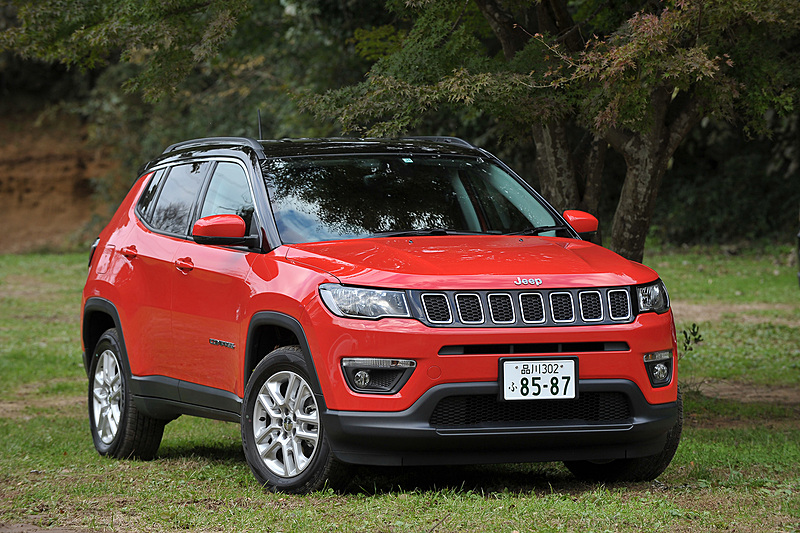 写真は中間グレードに位置する「Longitude」（2WD）。ボディサイズは全グレード共通で4400×1810×1640mm（全長×全幅×全高）、ホイールベース2635mm。ステアリング位置も全車右ハンドル仕様になる。価格は351万円