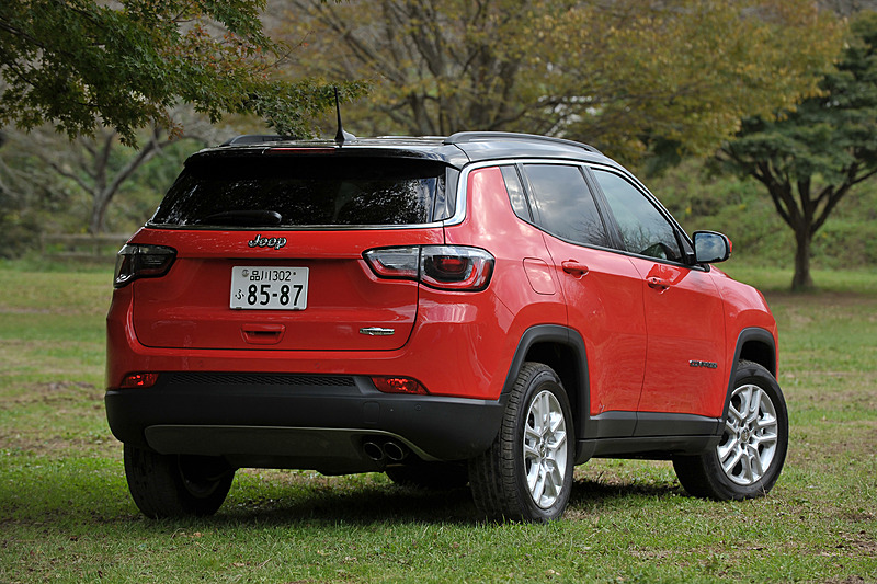 写真は中間グレードに位置する「Longitude」（2WD）。ボディサイズは全グレード共通で4400×1810×1640mm（全長×全幅×全高）、ホイールベース2635mm。ステアリング位置も全車右ハンドル仕様になる。価格は351万円