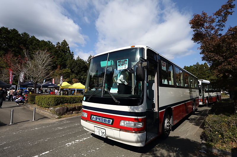会場と駐車場などを結ぶシャトルバスはトヨタグループの協力により33台用意された