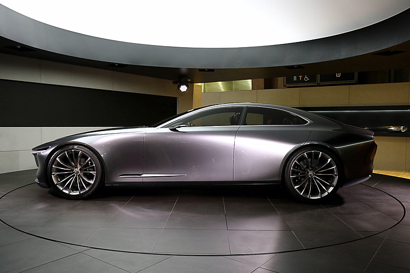 東京モーターショーで初公開されたVISION COUPE。ボディサイドのラインを排除し、光の陰影（リフレクション）でエレガンスさやスピード感を表現している