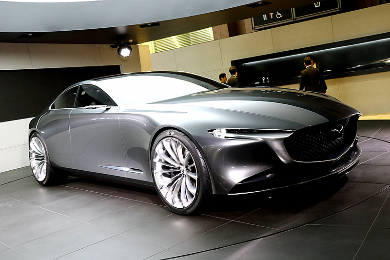 東京モーターショーで初公開されたVISION COUPE。ボディサイドのラインを排除し、光の陰影（リフレクション）でエレガンスさやスピード感を表現している