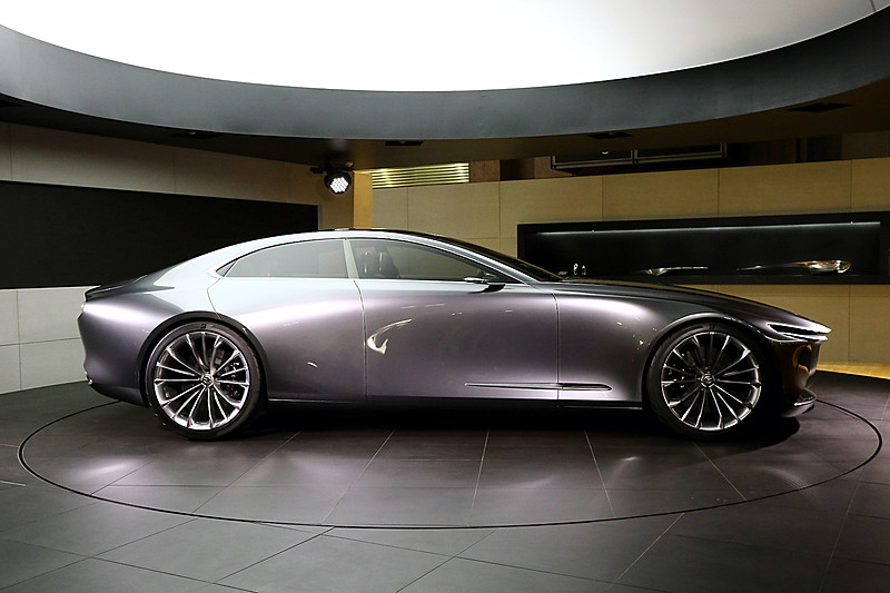 東京モーターショーで初公開されたVISION COUPE。ボディサイドのラインを排除し、光の陰影（リフレクション）でエレガンスさやスピード感を表現している