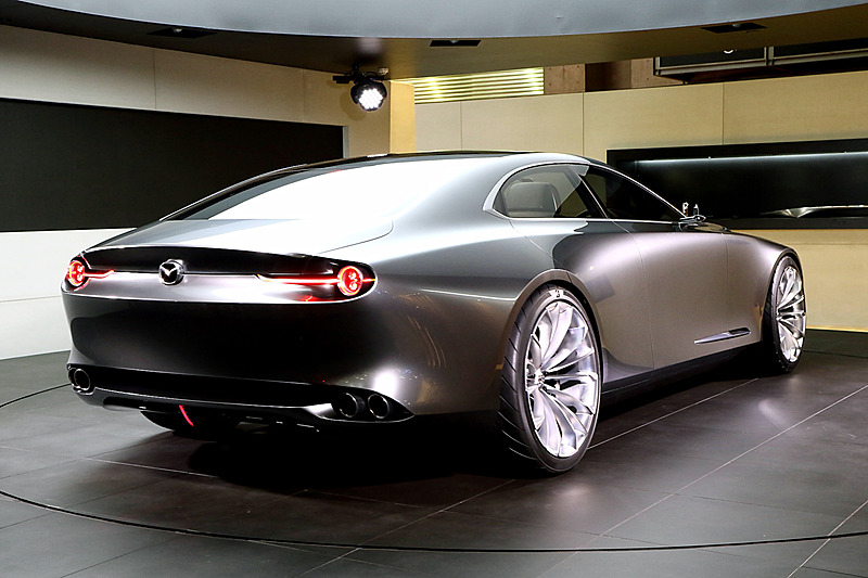 東京モーターショーで初公開されたVISION COUPE。ボディサイドのラインを排除し、光の陰影（リフレクション）でエレガンスさやスピード感を表現している