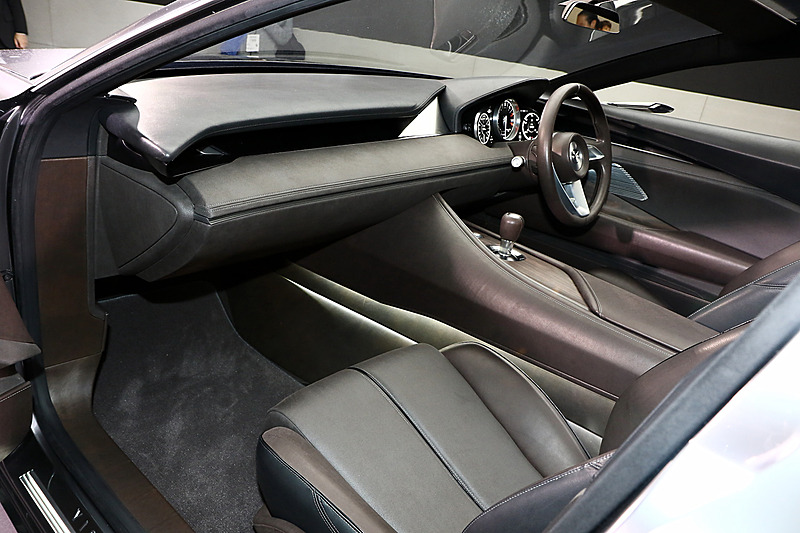 インテリアもエクステリアと同様に質感を重視しながらも、ドライバーズシートは人馬一体を感じ取れる作りとなる。助手席を含めたパッセンジャーシートは、包まれ感と奥行きある空間を演出し、エレガンスを生み出している