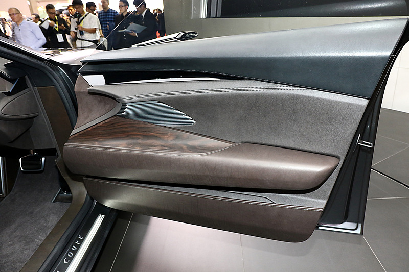 素材には上質さを感じ取れる本杢や本革などを用いた