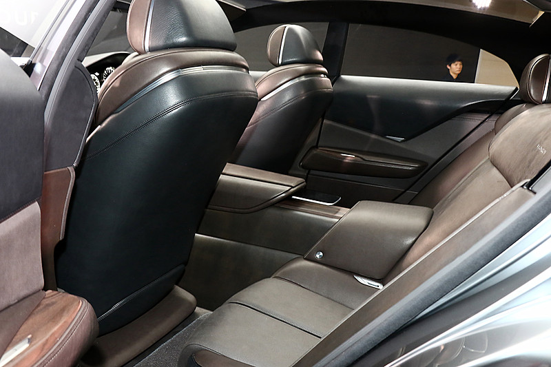 素材には上質さを感じ取れる本杢や本革などを用いた