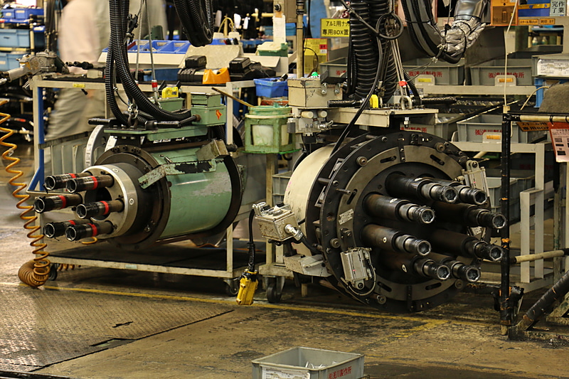 ガトリング砲を思わせる専用工具でナットを固定