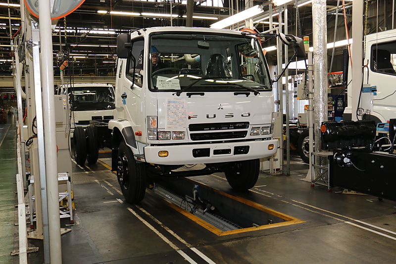 タイヤを取り付けたあとはラインから下ろされ、自走で最終検査の工程に向かう