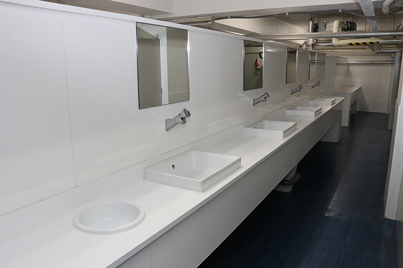 工場見学中には、リニューアルされた更衣室なども披露された