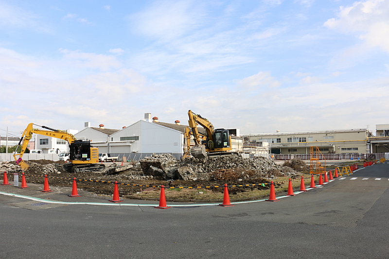 新施設「プロダクト・センター」の建設予定地。現在は以前にあった試作関連の建物を取り壊したあとに基礎の部分を作る段階で、11月末から本格的な建設がスタートするという。敷地面積は約3000m<sup>2</sup>で、オフィスの床面積は約1万m<sup>2</sup>とう5階建ての建物になる計画。新商品開発の部門が中心となり、本社機能も「キャンパス プラス」と分割しつつ入る予定