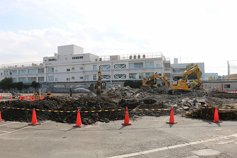 新施設「プロダクト・センター」の建設予定地。現在は以前にあった試作関連の建物を取り壊したあとに基礎の部分を作る段階で、11月末から本格的な建設がスタートするという。敷地面積は約3000m<sup>2</sup>で、オフィスの床面積は約1万m<sup>2</sup>とう5階建ての建物になる計画。新商品開発の部門が中心となり、本社機能も「キャンパス プラス」と分割しつつ入る予定