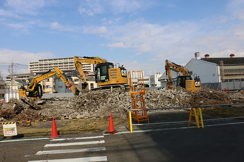 新施設「プロダクト・センター」の建設予定地。現在は以前にあった試作関連の建物を取り壊したあとに基礎の部分を作る段階で、11月末から本格的な建設がスタートするという。敷地面積は約3000m<sup>2</sup>で、オフィスの床面積は約1万m<sup>2</sup>とう5階建ての建物になる計画。新商品開発の部門が中心となり、本社機能も「キャンパス プラス」と分割しつつ入る予定