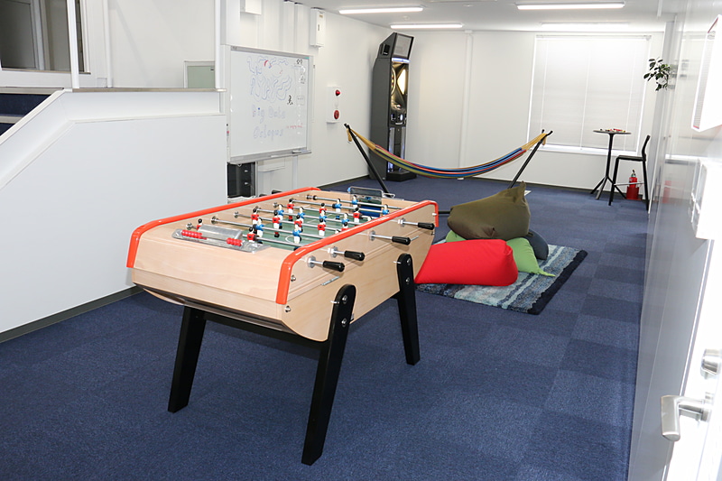 オフィスの一角に用意されたリフレッシュスペース。社員の息抜きの空間であり、新しい発想が生まれる場にしたいとの意図から設定されているという