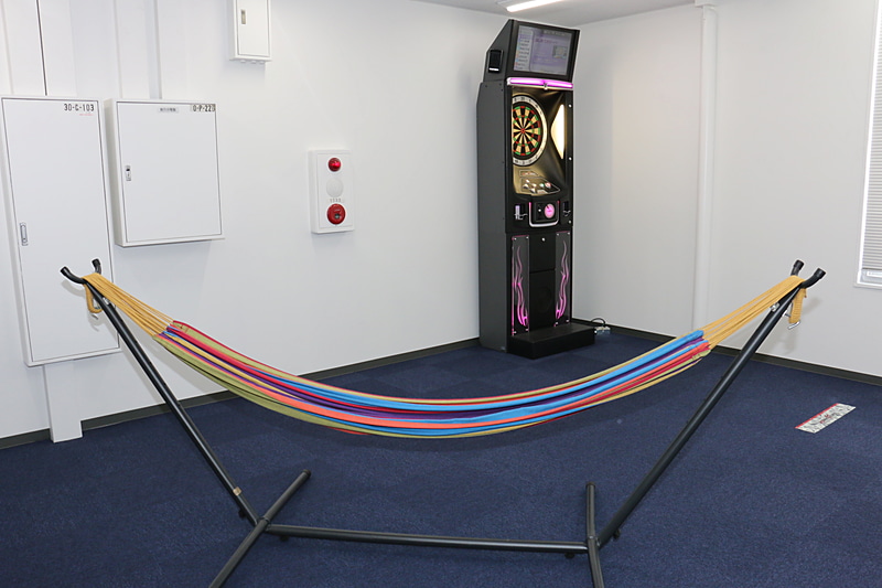 オフィスの一角に用意されたリフレッシュスペース。社員の息抜きの空間であり、新しい発想が生まれる場にしたいとの意図から設定されているという