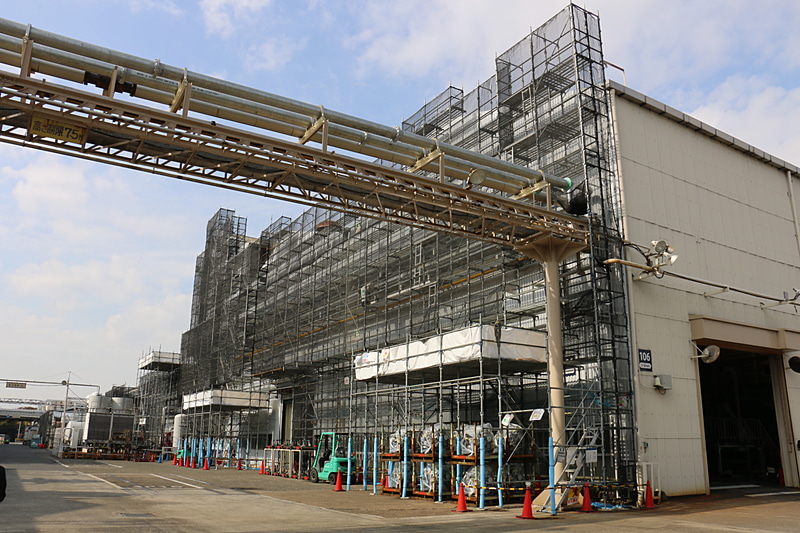 工場施設も新施設と合わせて外観をリニューアル中。外壁は白く塗装される予定