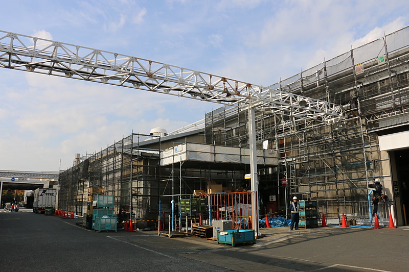 リニューアルに合わせ、CO2削減などに向けた取り組みも進めていく計画。川崎工場ではこれまでもガスタービン2基によるコージェネレーションシステムによる発電を行なっており、発生した蒸気を生産に活用してきたが、リニューアルで工場中にパイプラインを敷設。発電には新たにガスエンジンを用いて、発電と同時に温水を作成。温水を暖房などに利用してエネルギー効率を高める取り組みになる