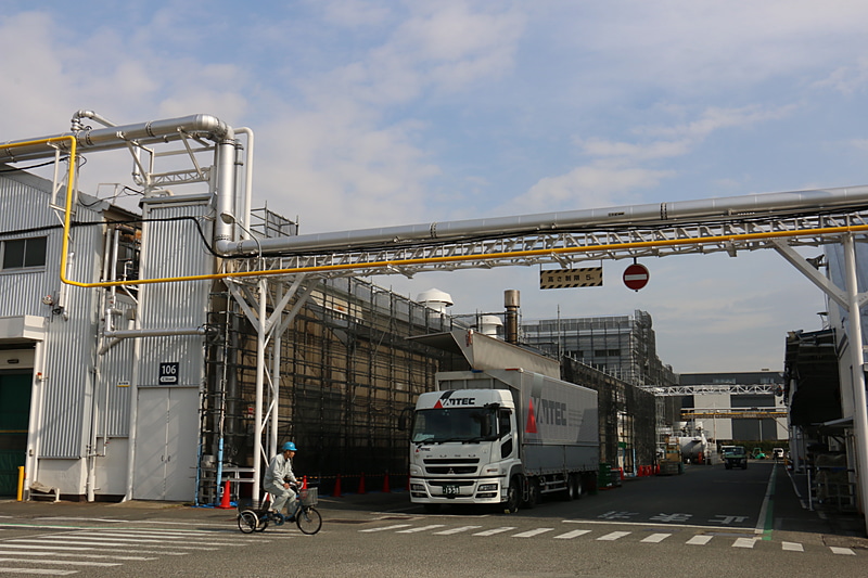 リニューアルに合わせ、CO2削減などに向けた取り組みも進めていく計画。川崎工場ではこれまでもガスタービン2基によるコージェネレーションシステムによる発電を行なっており、発生した蒸気を生産に活用してきたが、リニューアルで工場中にパイプラインを敷設。発電には新たにガスエンジンを用いて、発電と同時に温水を作成。温水を暖房などに利用してエネルギー効率を高める取り組みになる