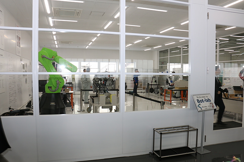 さまざまな次世代技術を先行導入させてチェックできる「Bot Lab」。現場責任者から内容の紹介が行なわれた