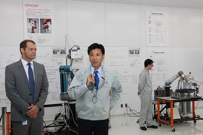 さまざまな次世代技術を先行導入させてチェックできる「Bot Lab」。現場責任者から内容の紹介が行なわれた