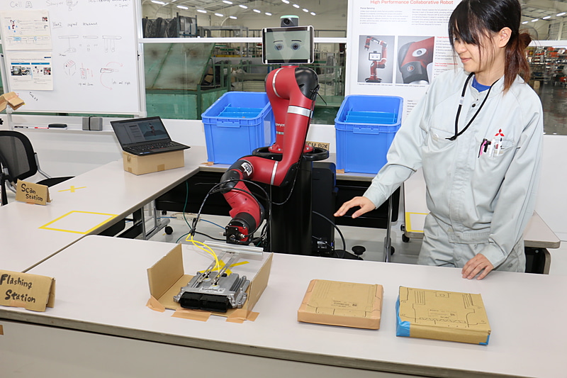 米Rethink Roboticsの協働ロボット「Sawyer」。7軸アームとカメラを備え、最大4kgまでの荷物を移動できる