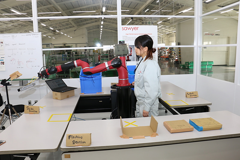 「青いボックスに入っているECUを取り出し、貼られたラベルをスキャナーで読み取って所定の位置に置く」という作業工程を想定して、動作のチェックなどをしているシーン