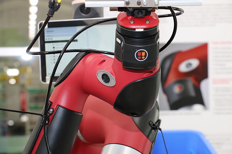 対象物を細かく確認するコグネックス製カメラをアーム下側に設置