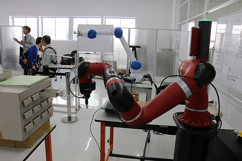 もう1台のSawyerでは「所定の引き出しを開けて内部からラベルを取り出し、ほかの場所に移す」という作業を行なっていた