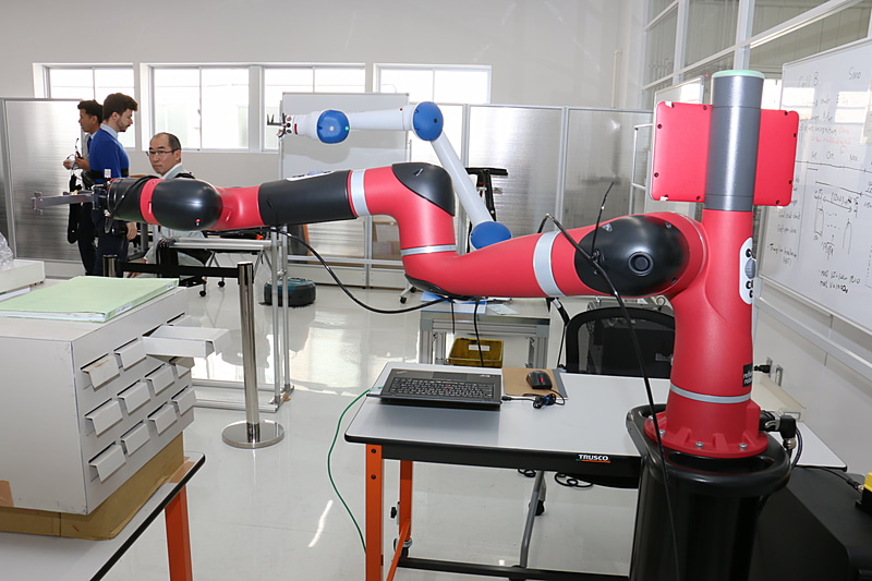 もう1台のSawyerでは「所定の引き出しを開けて内部からラベルを取り出し、ほかの場所に移す」という作業を行なっていた