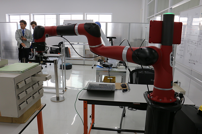 もう1台のSawyerでは「所定の引き出しを開けて内部からラベルを取り出し、ほかの場所に移す」という作業を行なっていた