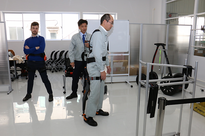 下半身に固定したアシストスーツは、自由に移動しつつ、中腰の姿勢でも身体にかかる負荷を軽減してくれる