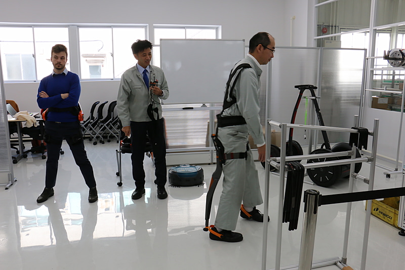 下半身に固定したアシストスーツは、自由に移動しつつ、中腰の姿勢でも身体にかかる負荷を軽減してくれる