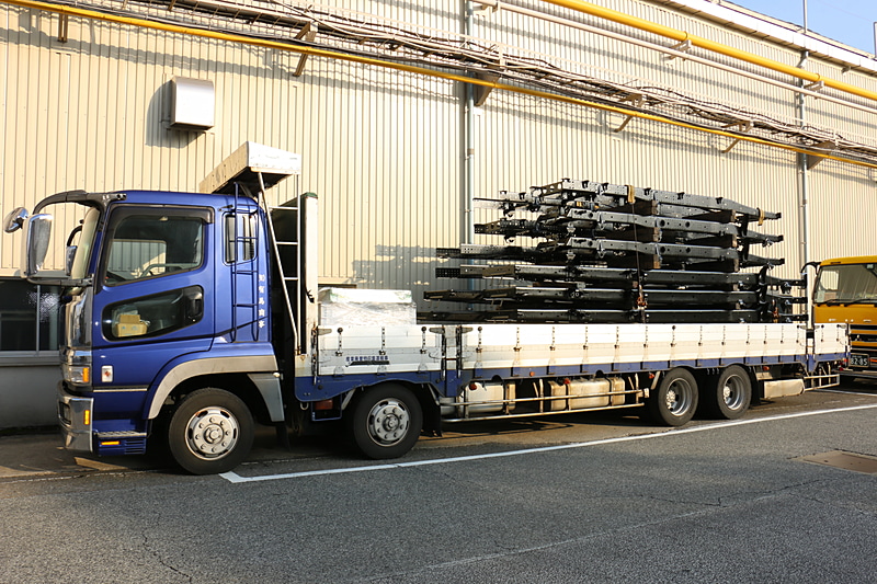 シャシーフレームは外部で組み立てられ、トラックで運び込まれてくる