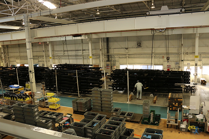 シャシーフレームは外部で組み立てられ、トラックで運び込まれてくる